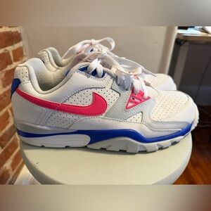 Mens Nike Air Cross Trainer 3 Low Sneakers with Pink Swoosh and Blue Midsole 9.5